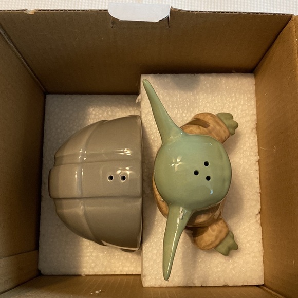 Star Wars The Child Mandalorian Sculpted Ceramic Salt and Pepper Set - Picture 6 of 13